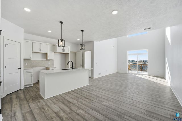 5933 S Whisper Creek Pl Place, Sioux Falls, SD 57108