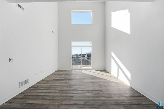 5933 S Whisper Creek Pl Place, Sioux Falls, SD 57108