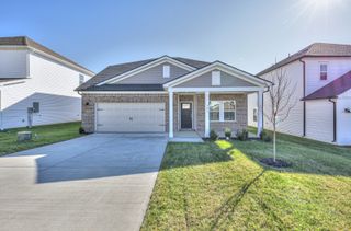 121 Fernbank Ln, Clarksville, TN 37043