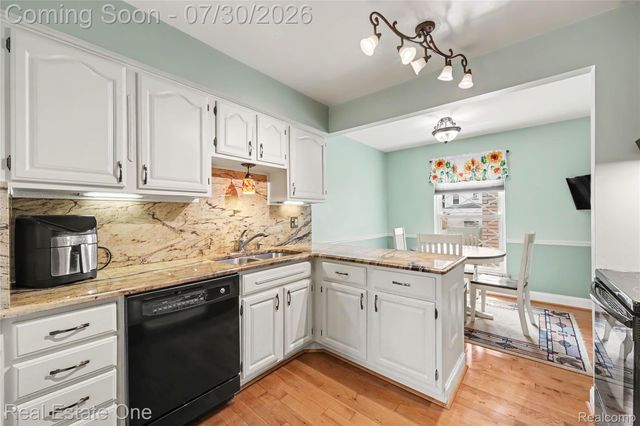 99 Manor Way, Rochester Hills, MI 48309