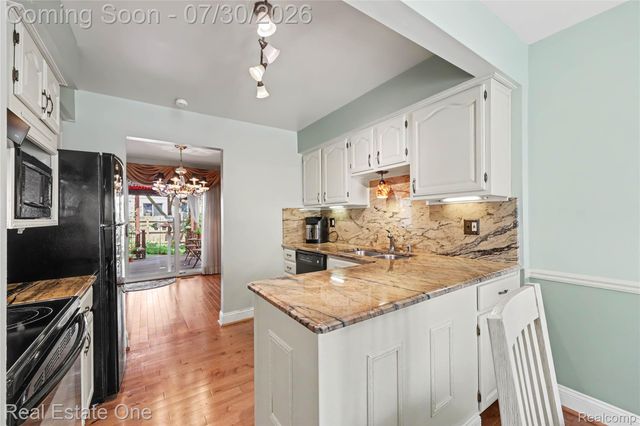 99 Manor Way, Rochester Hills, MI 48309