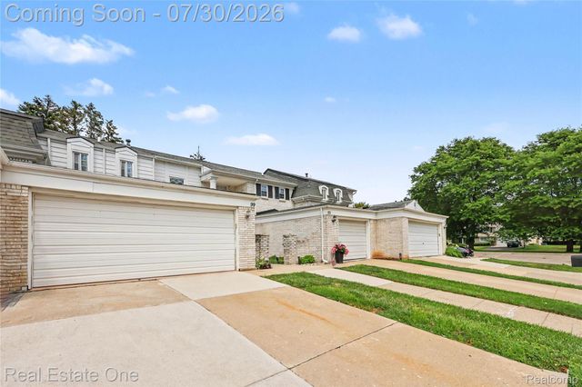 99 Manor Way, Rochester Hills, MI 48309