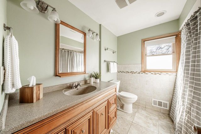W180N8273 Town Hall ROAD, Menomonee Falls, WI 53051