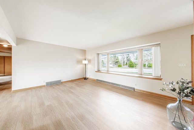 W180N8273 Town Hall ROAD, Menomonee Falls, WI 53051