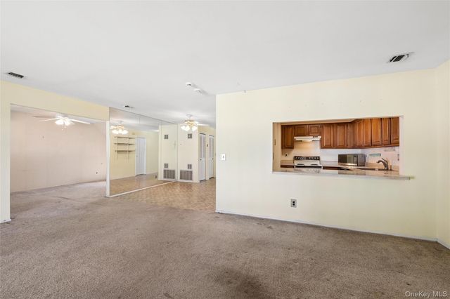 156 W Cambridge Drive E 156, Copiague, NY 11726