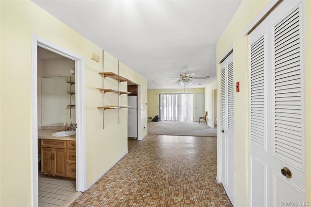 156 W Cambridge Drive E 156, Copiague, NY 11726