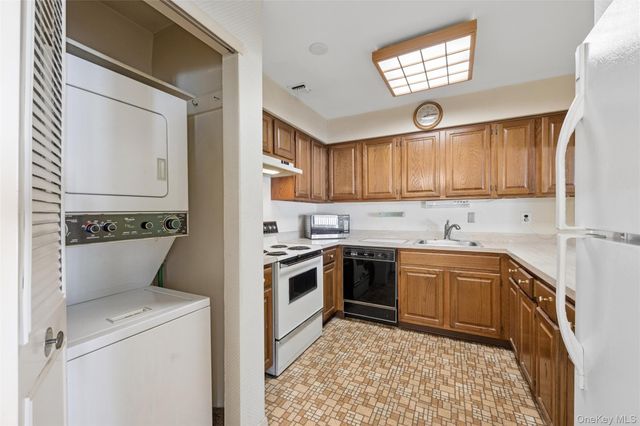 156 W Cambridge Drive E 156, Copiague, NY 11726