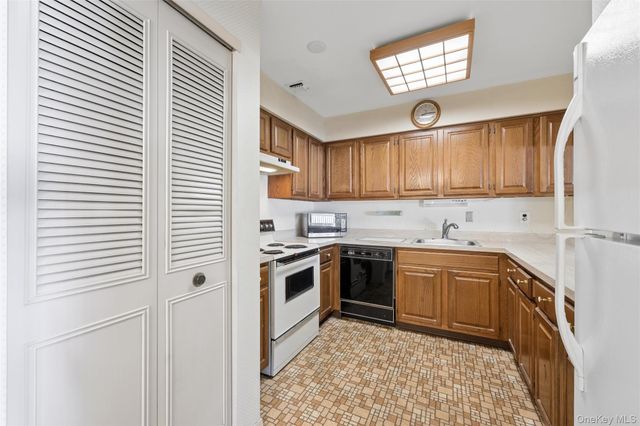 156 W Cambridge Drive E 156, Copiague, NY 11726
