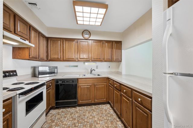 156 W Cambridge Drive E 156, Copiague, NY 11726