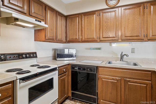 156 W Cambridge Drive E 156, Copiague, NY 11726