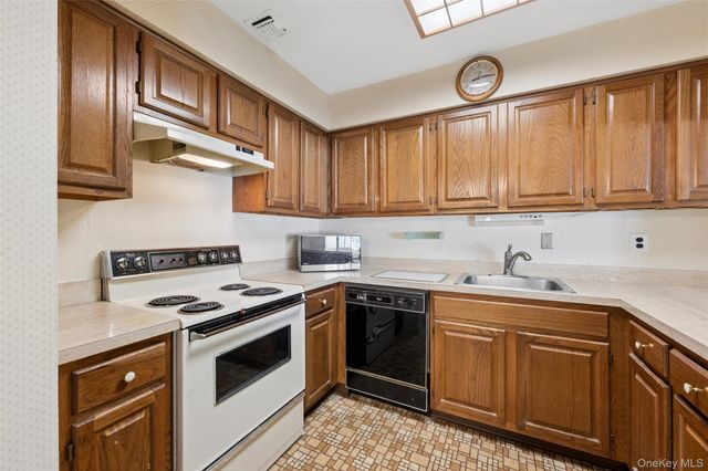 156 W Cambridge Drive E 156, Copiague, NY 11726