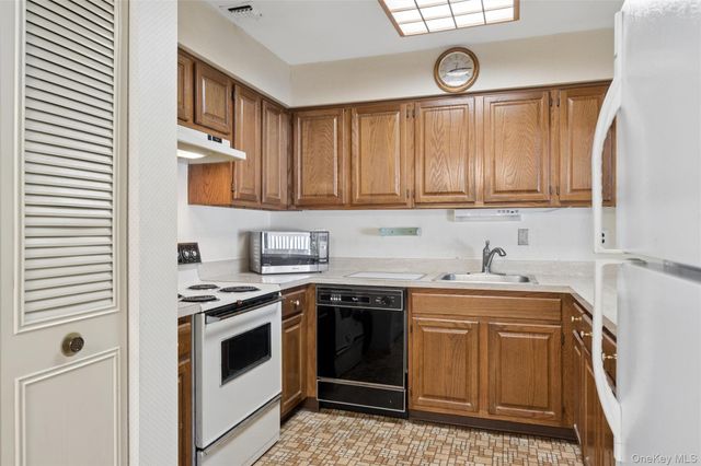 156 W Cambridge Drive E 156, Copiague, NY 11726