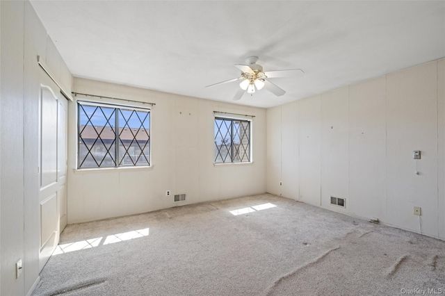 156 W Cambridge Drive E 156, Copiague, NY 11726