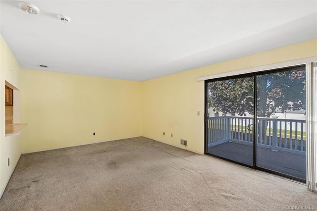 156 W Cambridge Drive E 156, Copiague, NY 11726