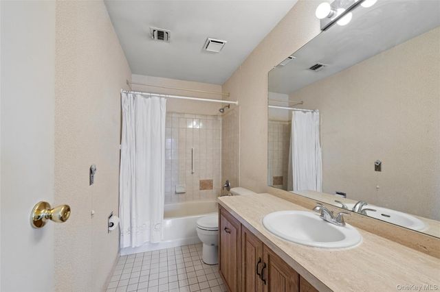 156 W Cambridge Drive E 156, Copiague, NY 11726