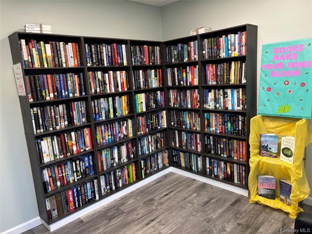 156 W Cambridge Drive E 156, Copiague, NY 11726