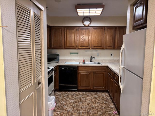 156 W Cambridge Drive E 156, Copiague, NY 11726