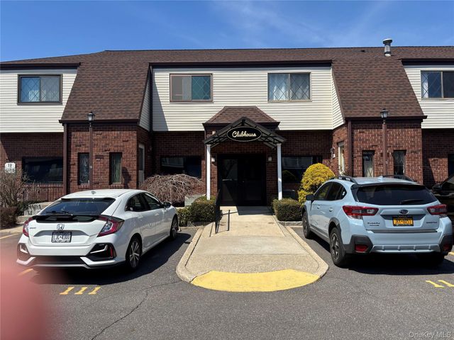 156 W Cambridge Drive E 156, Copiague, NY 11726