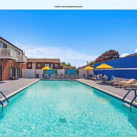 156 W Cambridge Drive E 156, Copiague, NY 11726