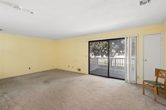 156 W Cambridge Drive E 156, Copiague, NY 11726