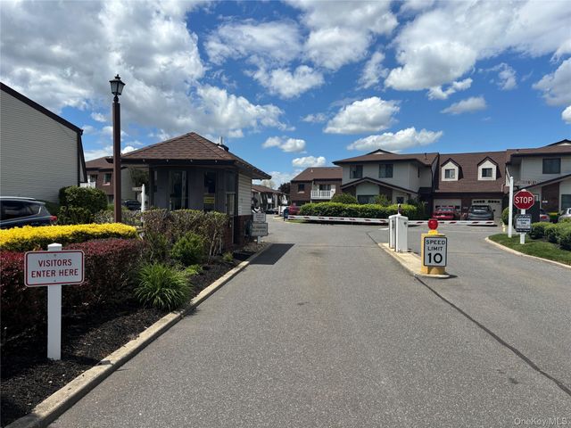 156 W Cambridge Drive E 156, Copiague, NY 11726