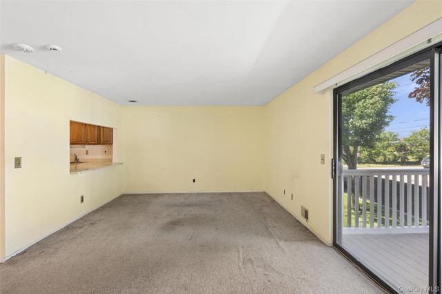 156 W Cambridge Drive E 156, Copiague, NY 11726