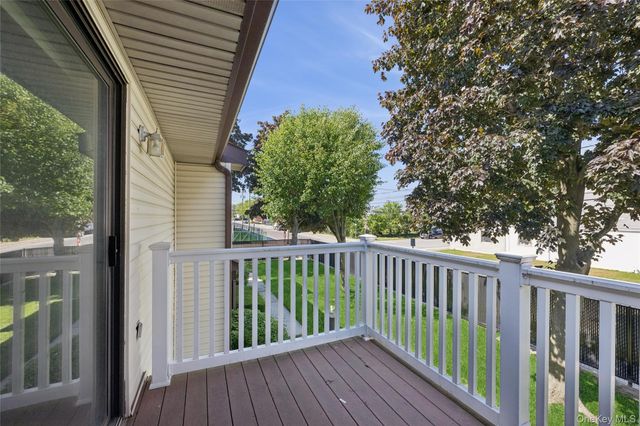 156 W Cambridge Drive E 156, Copiague, NY 11726