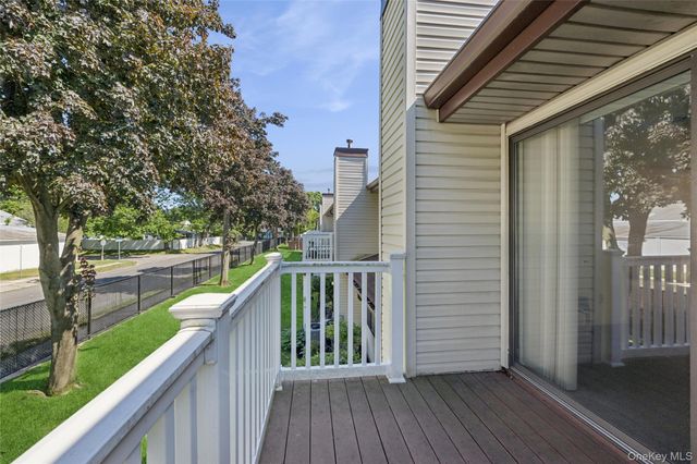 156 W Cambridge Drive E 156, Copiague, NY 11726