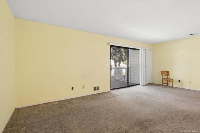 156 W Cambridge Drive E 156, Copiague, NY 11726