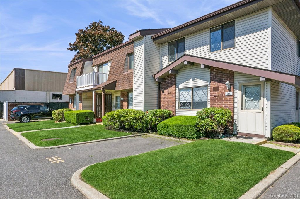 156 W Cambridge Drive E 156, Copiague, NY 11726