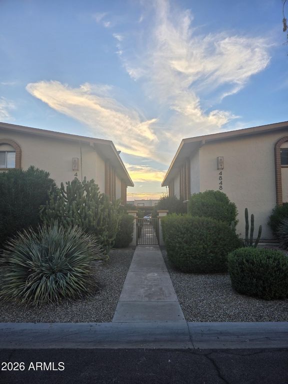 4848 N WOODMERE FAIRWAY -- 11, Scottsdale, AZ 85251