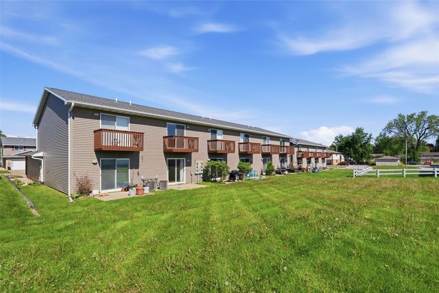939 Grand Ave Court, Marion, IA 52302