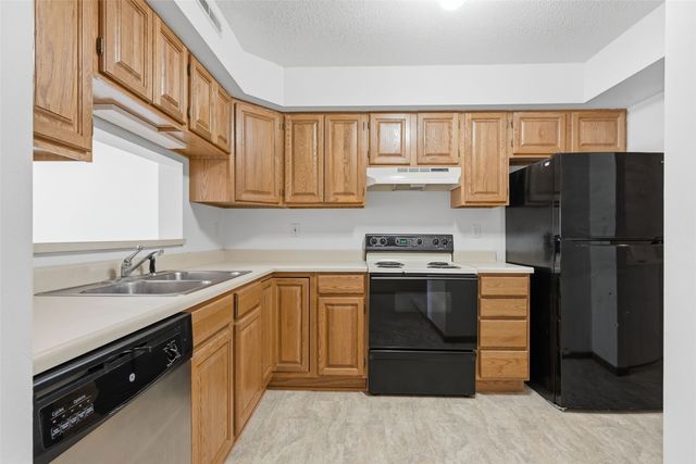 939 Grand Ave Court, Marion, IA 52302