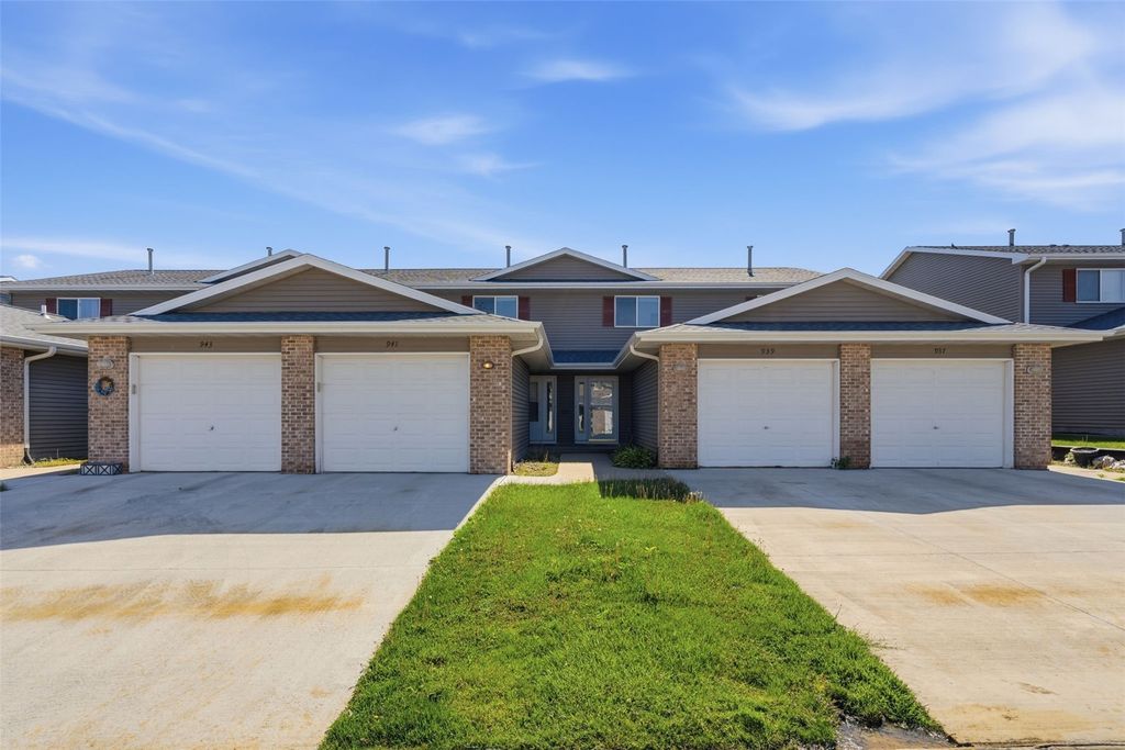 939 Grand Ave Court, Marion, IA 52302