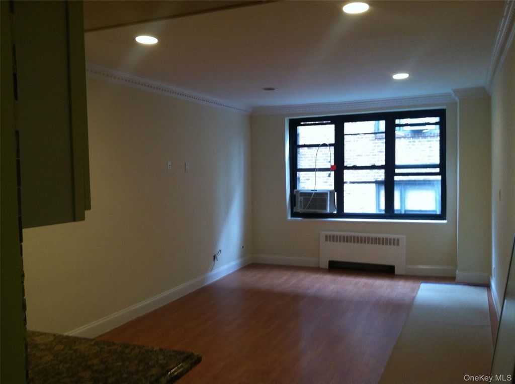 15 Canterbury C-13, Great Neck Plaza, NY 11021 — exterior