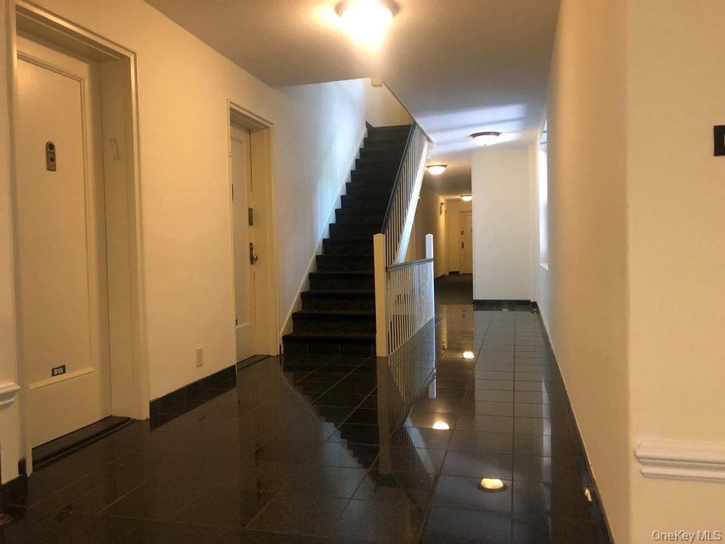 15 Canterbury C-13, Great Neck Plaza, NY 11021 — photo 5