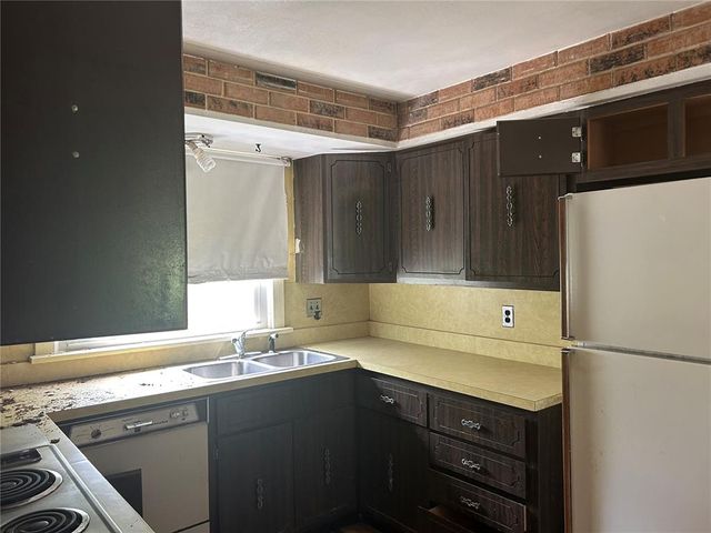 9677 Weyburn Drive, St Louis, MO 63136