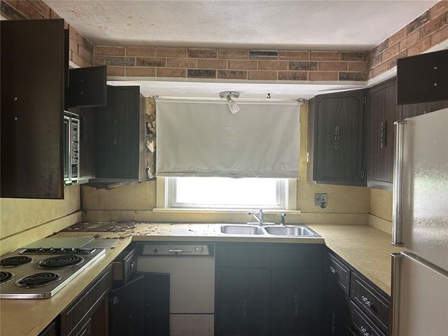 9677 Weyburn Drive, St Louis, MO 63136