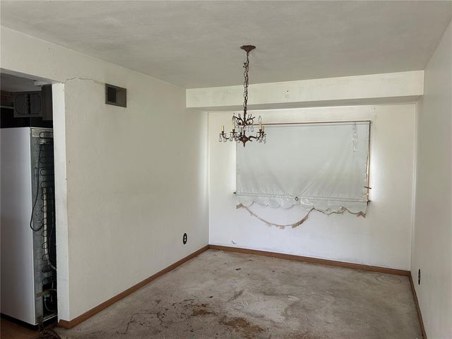 9677 Weyburn Drive, St Louis, MO 63136