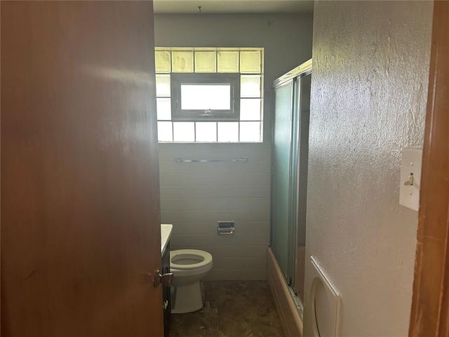 9677 Weyburn Drive, St Louis, MO 63136