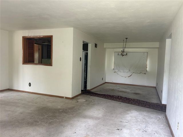 9677 Weyburn Drive, St Louis, MO 63136