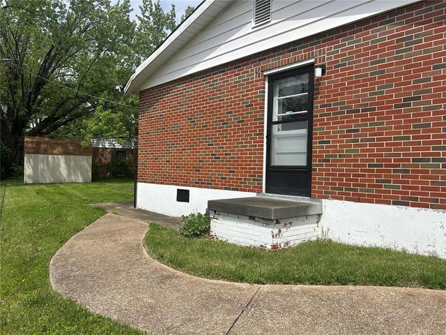 9677 Weyburn Drive, St Louis, MO 63136