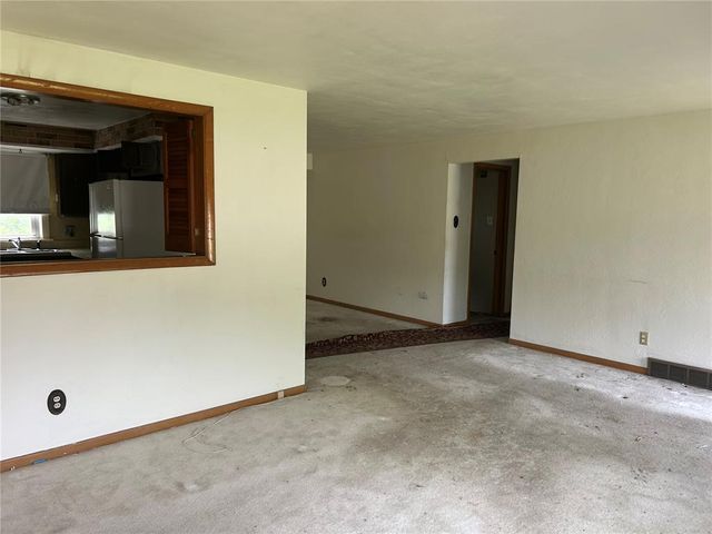 9677 Weyburn Drive, St Louis, MO 63136