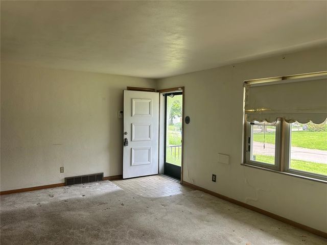 9677 Weyburn Drive, St Louis, MO 63136