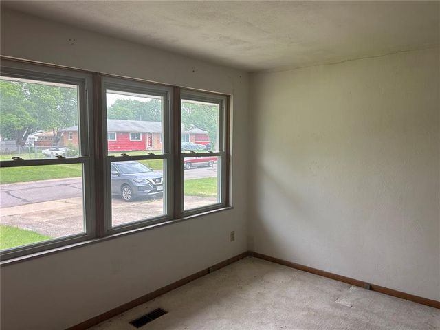 9677 Weyburn Drive, St Louis, MO 63136