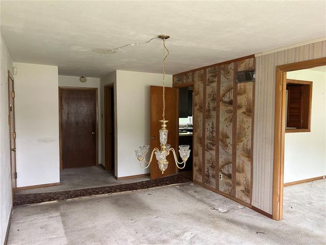 9677 Weyburn Drive, St Louis, MO 63136