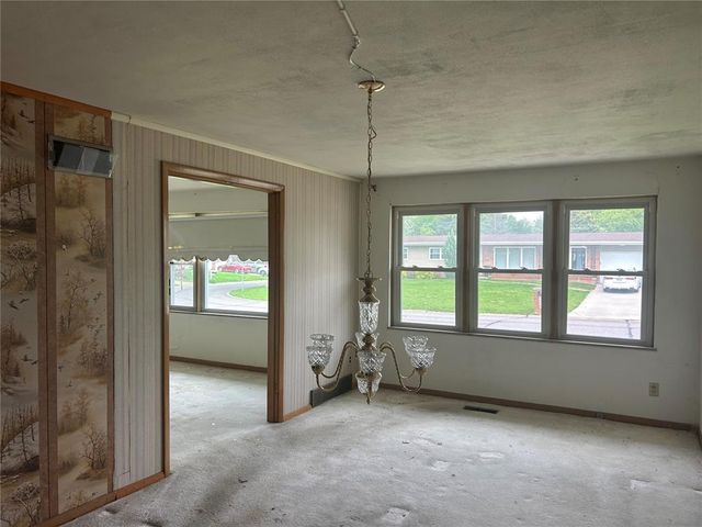 9677 Weyburn Drive, St Louis, MO 63136