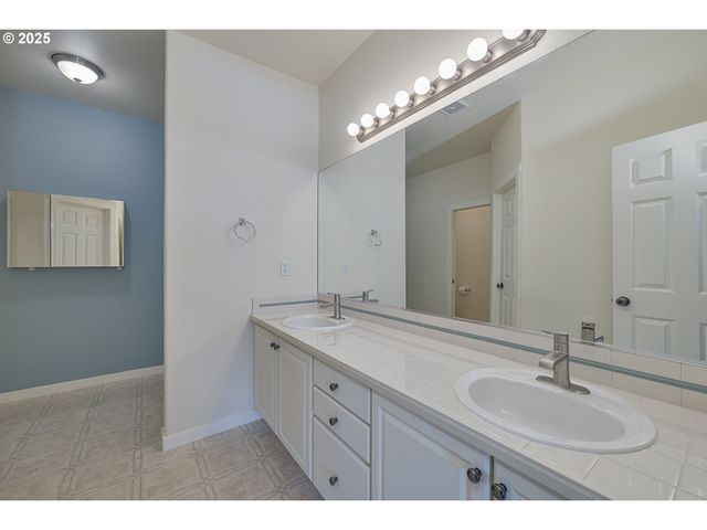 384 Sw 105TH Ter, Portland, OR 97225