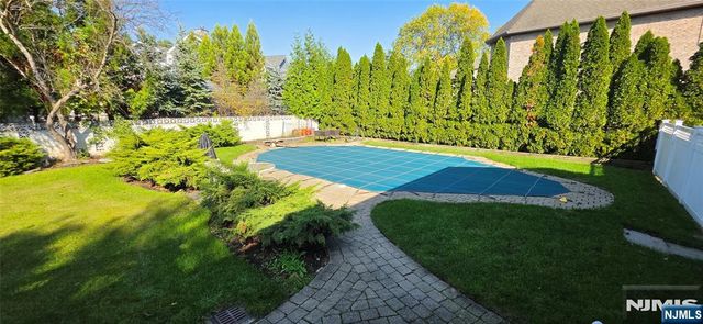 34 Carol Drive, Englewood Cliffs, NJ 07632