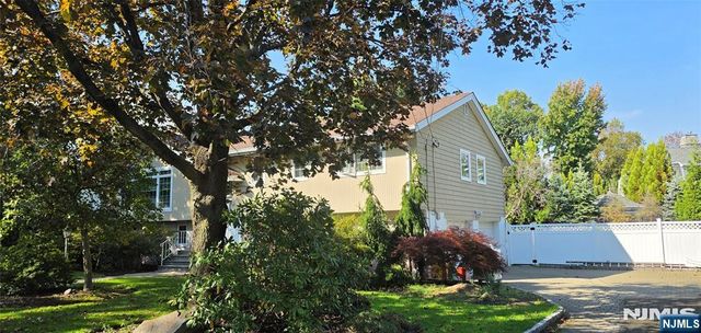 34 Carol Drive, Englewood Cliffs, NJ 07632